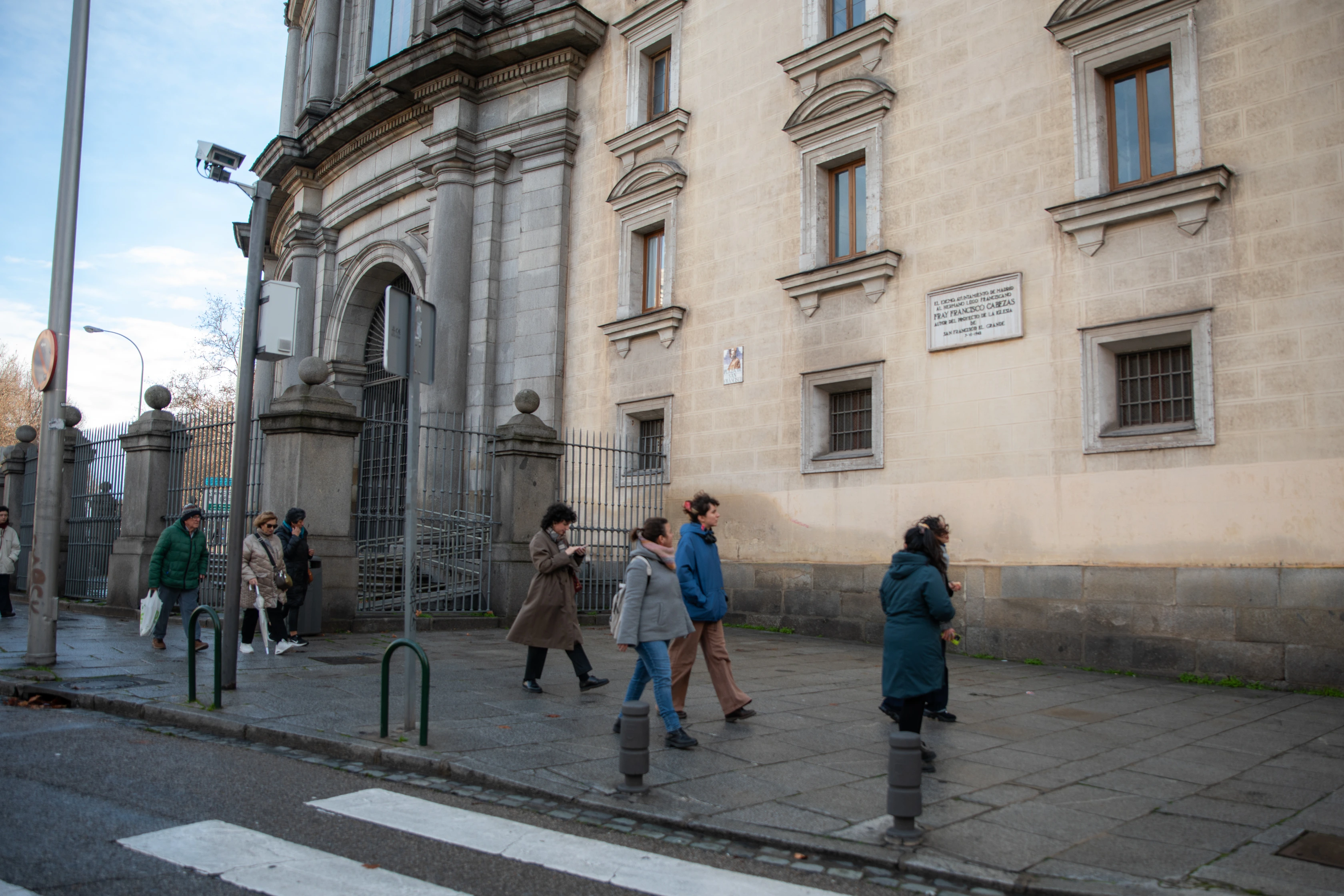 Grupo de personas camina en la calle